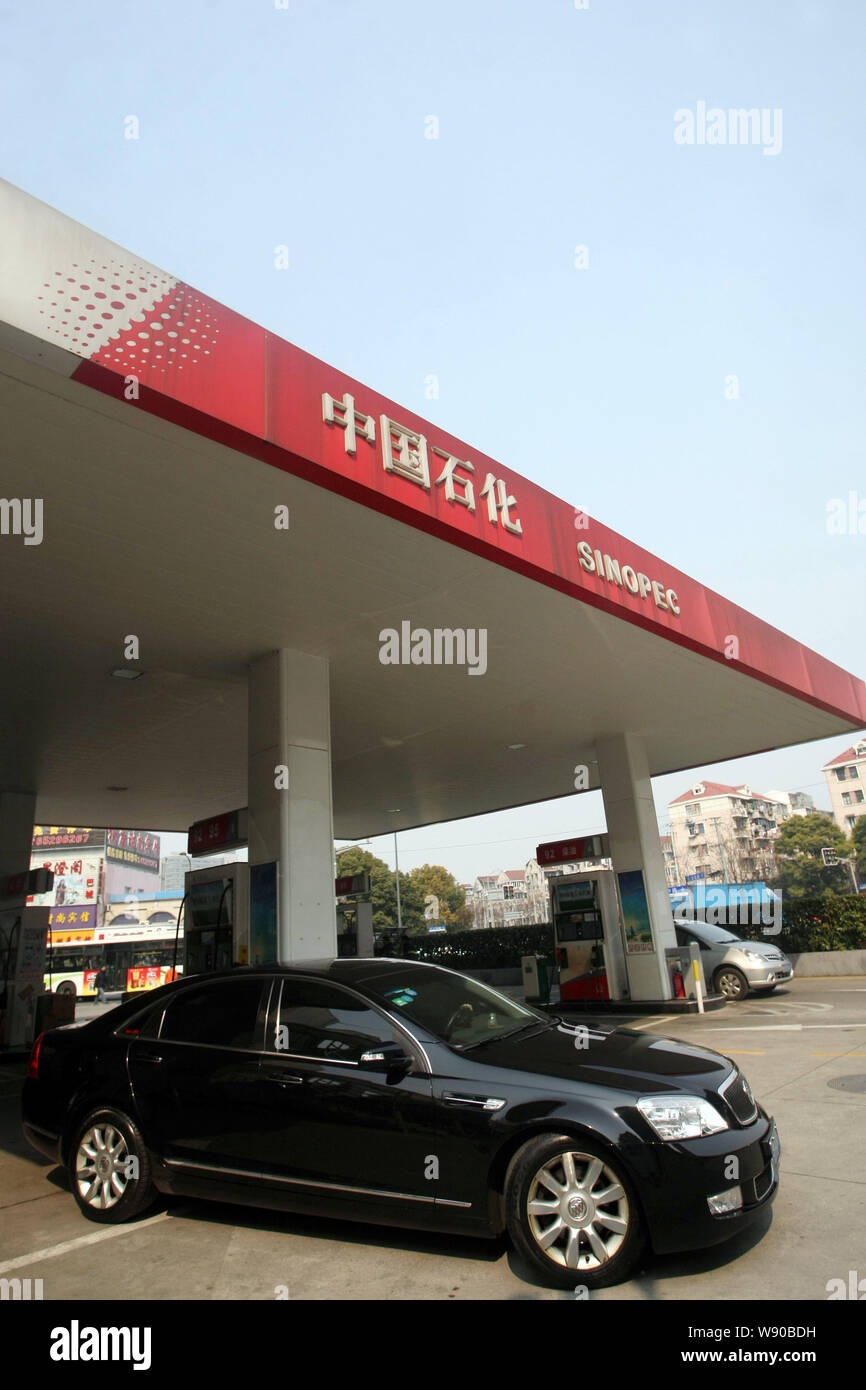 Cars are being refueled at a gas station of Sinopec in Shanghai, China, 20 February 2014.   Sinopec Corp , Asias largest oil refiner, plans to sell up Stock Photo