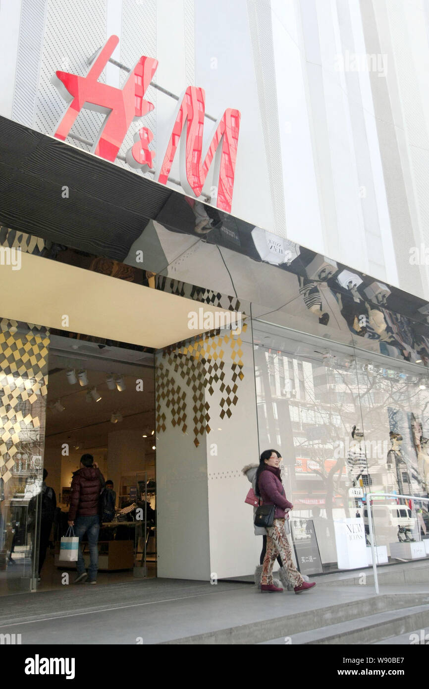 FILE--Customers leave a store of H&M in Shanghai, China, 5 March 2014. Fast  fashion brands have quickly emerged to woo Chinese consumers who are Stock  Photo - Alamy