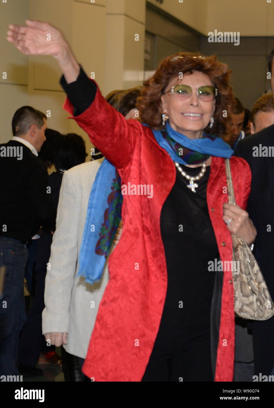 Photo Ancienne - Sophia Loren Recevant Un Telegatto (années 1980)