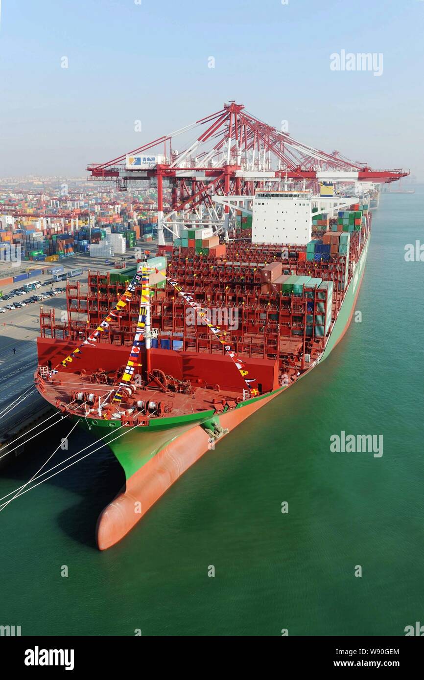 The world's largest container ship, CSCL (China Shipping Container Lines Co. Ltd) Globe, to be loaded with containers berths on a quay at the Port of Stock Photo