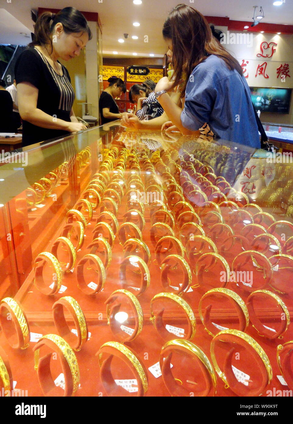 --FILE--Chinese customers buy gold ornaments at a jewelry store in ...