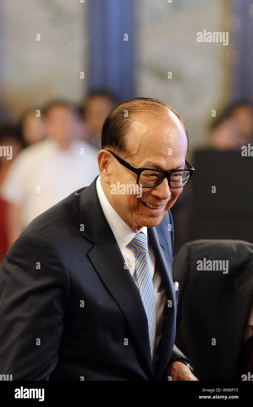 Li Ka-shing, Chairman of Cheung Kong (Holdings) Limited and Chairman of Hutchison Whampoa Limited, arrives at the inauguration of the Yangtze River In Stock Photo
