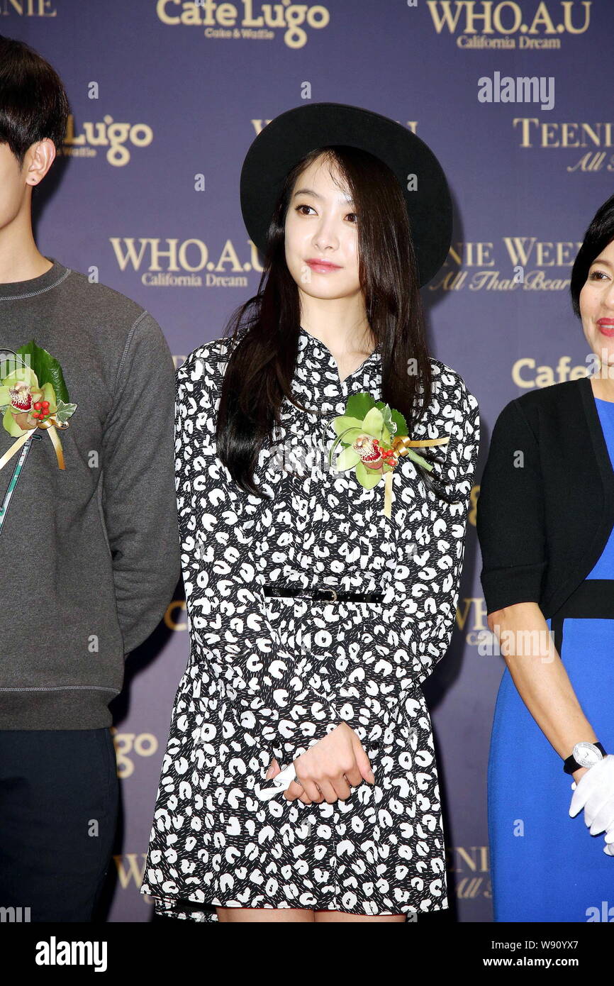 Victoria Song Qian of South Korean pop girl group f(x), center, poses  during an opening event for the brands of Korean fashion group ELAND in  Taipei Stock Photo - Alamy, image size:866x1390