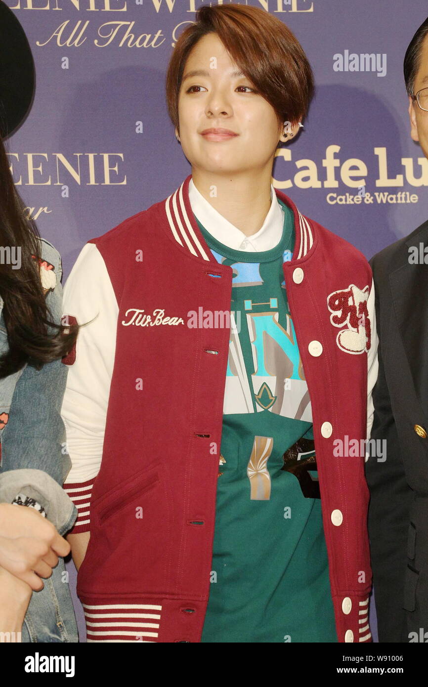 Amber Josephine Liu Of South Korean Pop Girl Group F X Poses