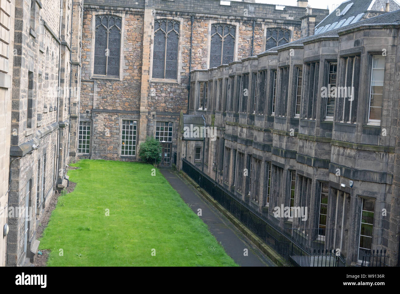 edinburgh old town royal mile Stock Photo Alamy