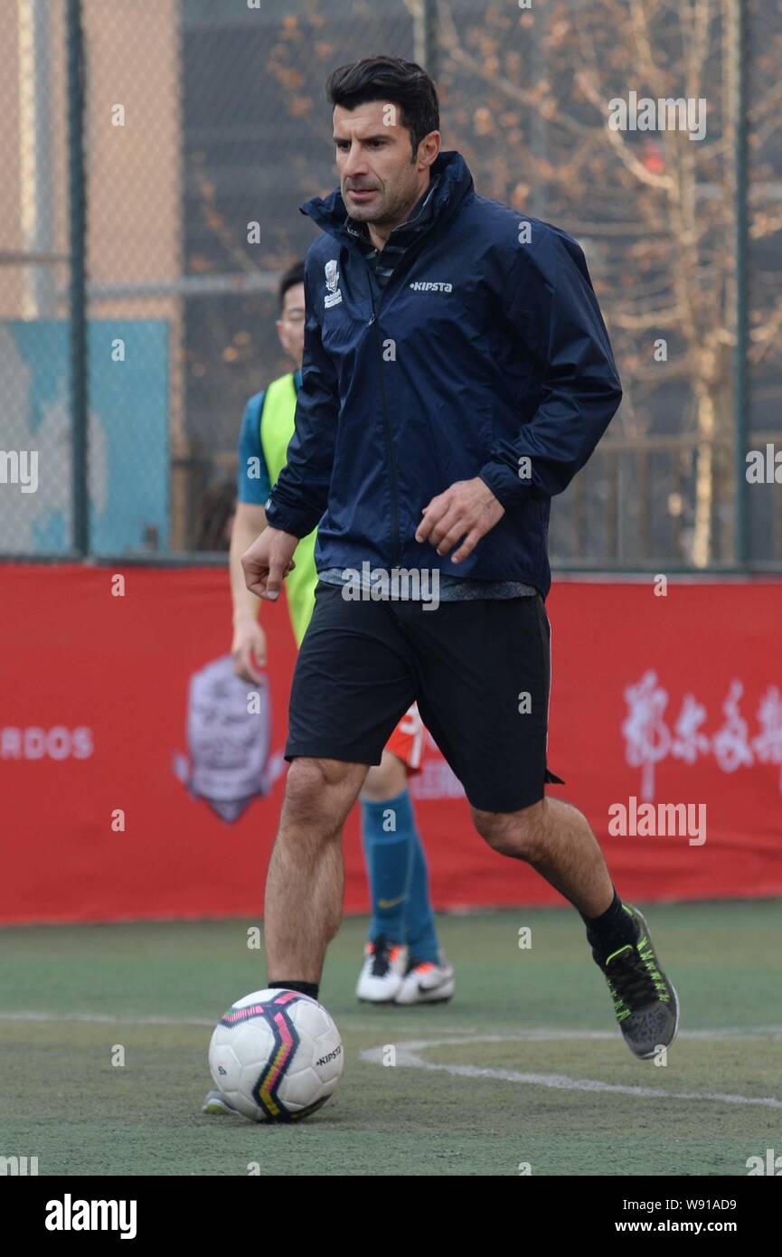 Portuguese football star Luis Figo dribbles during a training session after  the opening ceremony of the Winning League-Figo Football Academy in Beijin  Stock Photo - Alamy