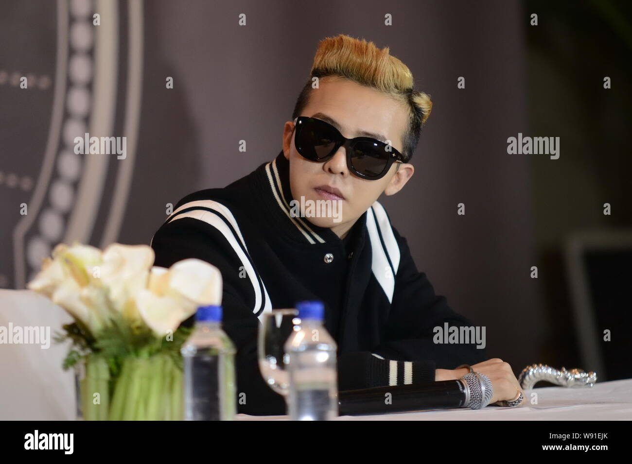 Korean Singer G Dragon Better Known As Gd Of The Korean Pop Group Bigbang Smiles During A Press Conference For His Solo Concert One Of A Kind In Be Stock Photo Alamy Korean Singer G Dragon Better Known As Gd Of The Korean Pop Group Bigbang Smiles During A Press Conference For His Solo Concert One Of A Kind In Be Stock Photo Alamy