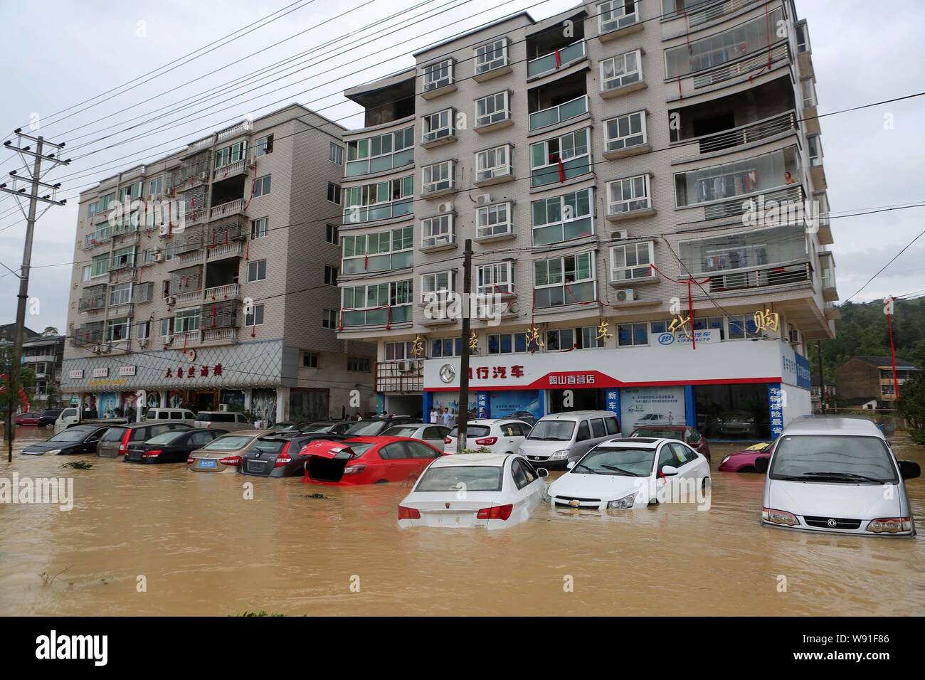 Vehicles are half submerged by floodwaters after heavy rain caused by typhoon Fitow in Taoshan town, Ruian city, east Chinas Zhejiang province, 7 Octo Stock Photo