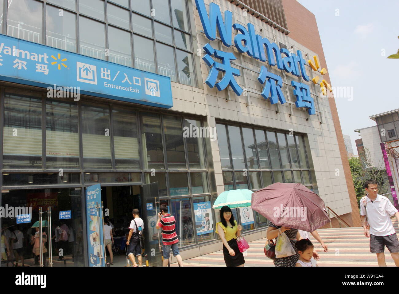 --FILE--Chinese customers walk into a Walmart supermarket in Wuhan, central Chinas Hubei province, 13 July 2013.   After years of furiously opening st Stock Photo