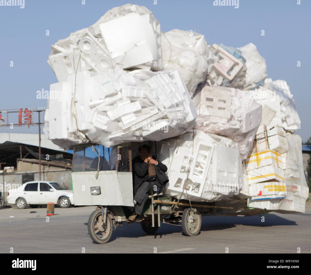 Heavy load, overloaded three-wheeler, … – License image – 70057708 ❘  lookphotos