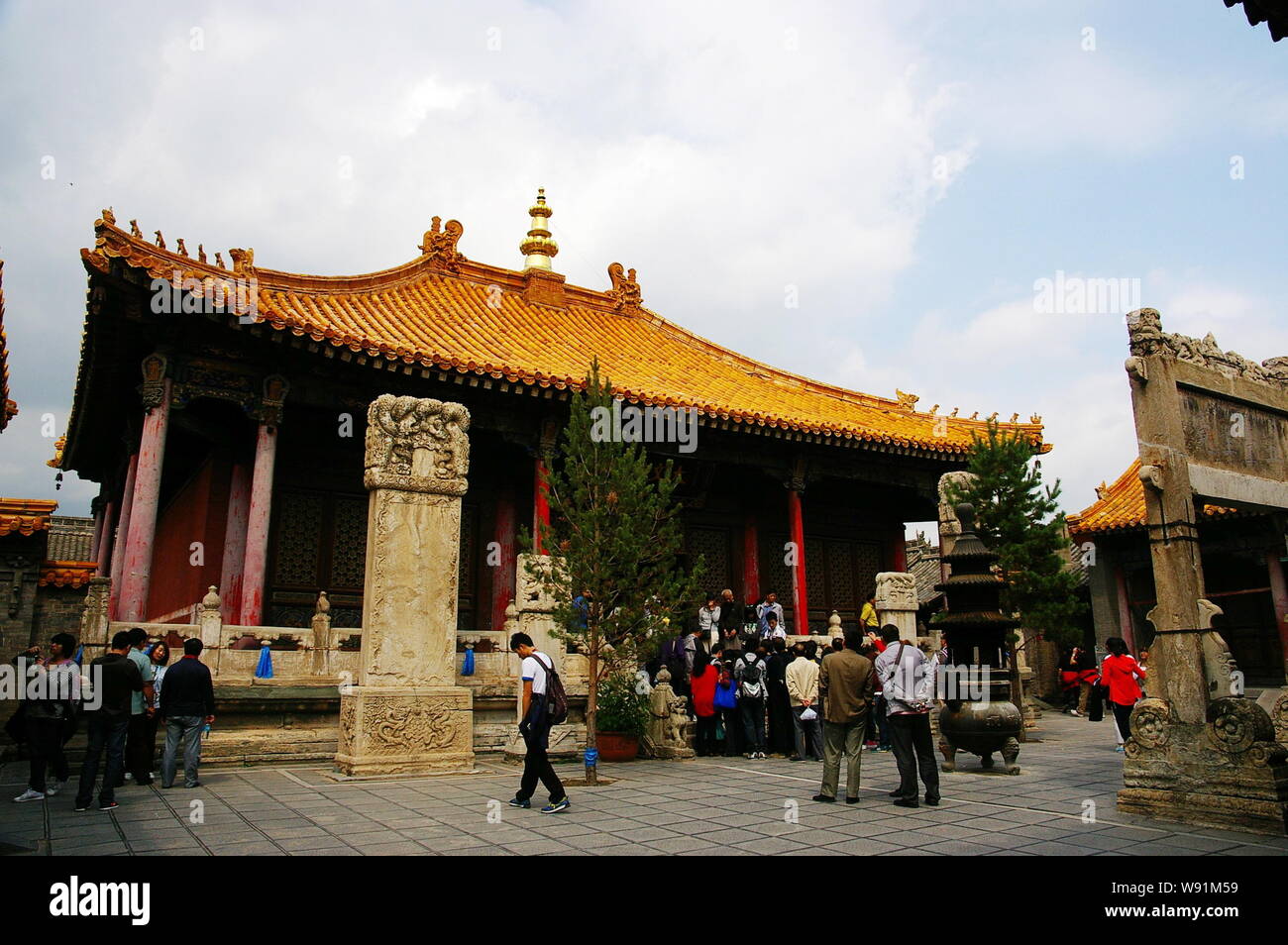 --FILE--Tourists visit a Buddhist temple on Wutaishan Mountain (or Mount Wutai) in Wutai county, Xinzhou city, northwest Chinas Shanxi province, Augus Stock Photo