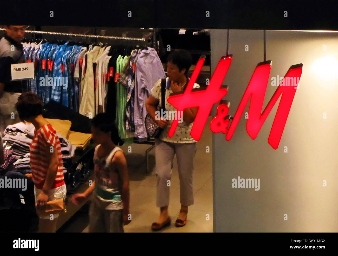FILE--Customers shop at a store of H&M in Shanghai, China, 27 July 2011.  Move over, luxury brands. For the first time in Asia, inexpensive retaile  Stock Photo - Alamy