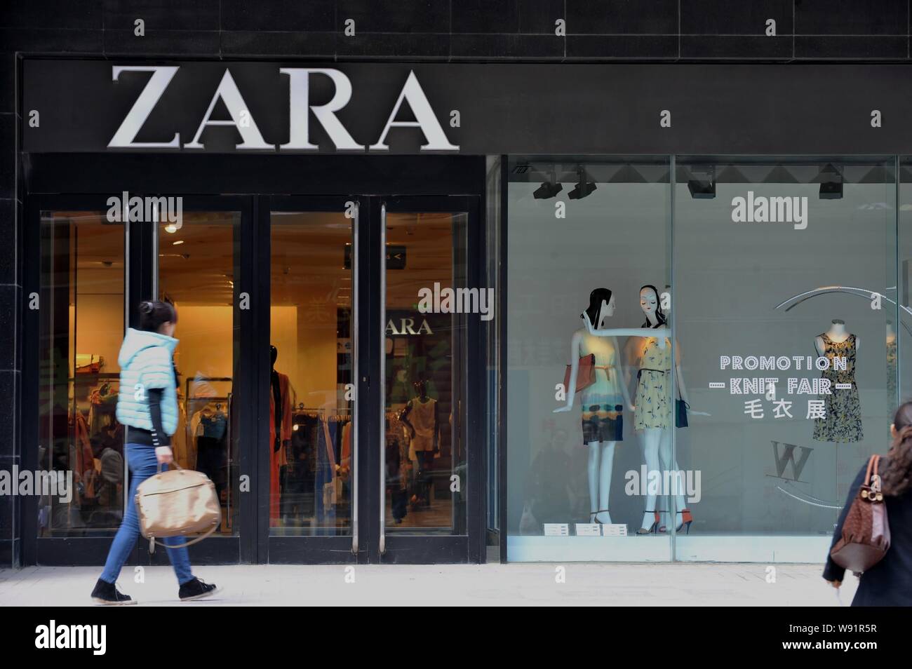 FILE--Pedestrians walk past a store of ZARA in Shenyang, northeast Chinas  Liaoning province, 5 April 2012. Move over, luxury brands. For the firs  Stock Photo - Alamy