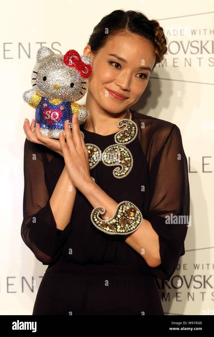 Taiwanese actress Shu Qi poses with a crystal Hello Kitty during the  presentation of 2013 Swarovski World Jewelry Facets in Shanghai, China, 19  June 2 Stock Photo - Alamy