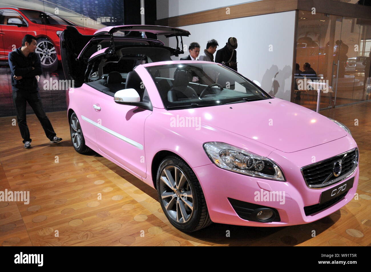 --FILE--Visitors look at a Volvo C70 during the 13th International Automobile Industry Exhibition in Hangzhou, east Chinas Zhejiang province, 7 Novemb Stock Photo