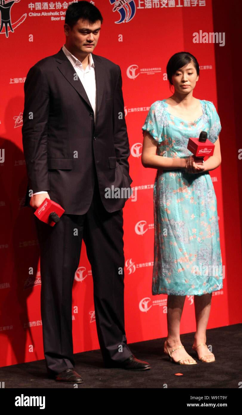 retired-chinese-basketball-superstar-yao-ming-left-poses-with-ye-li-his-wife-during-the-premiere-of-his-new-micro-movie-to-promote-no-drunk-drivin-W91T9Y.jpg