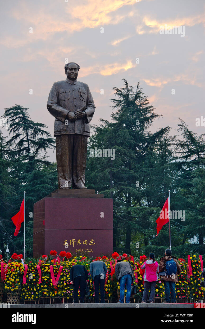 --FILE--Visitors take photos of the stone statue of former Chinese leader Mao Zedong at Mao Zedong Square in Shaoshan, Xiangtan city, central Chinas H Stock Photo