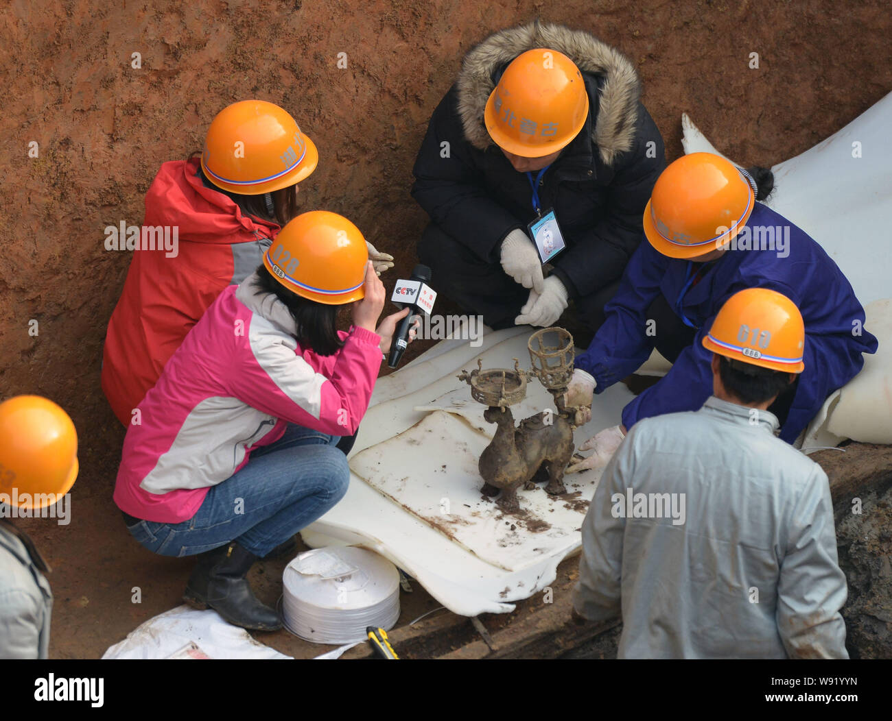 Reporters ask questions hires stock photography and images Alamy