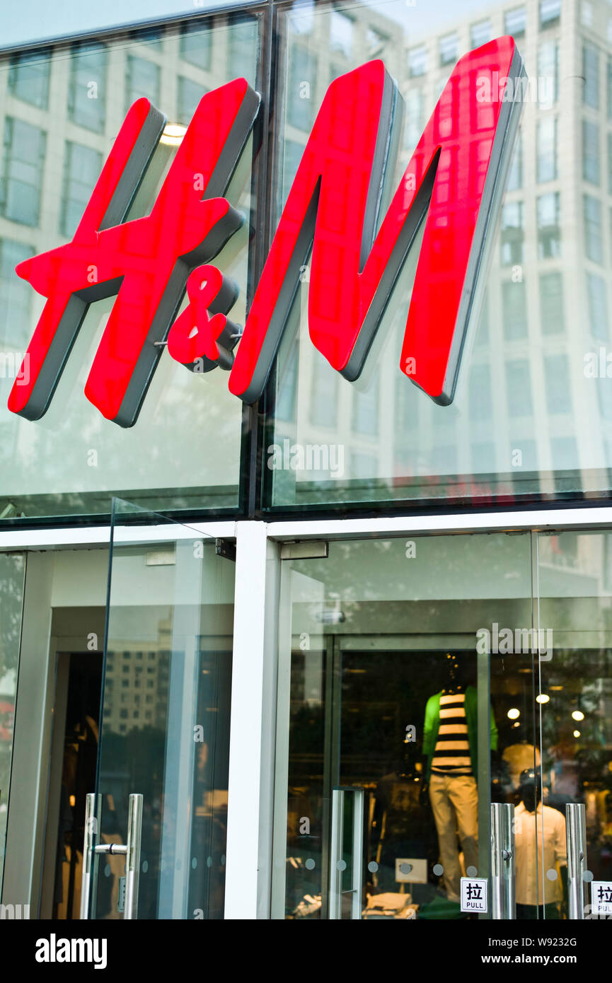 FILE--View of a fashion store of H&M in Beijing, China, 19 June 2013.  Hennes & Mauritz AB is looking to Ethiopia as a new low-cost country in whi  Stock Photo - Alamy