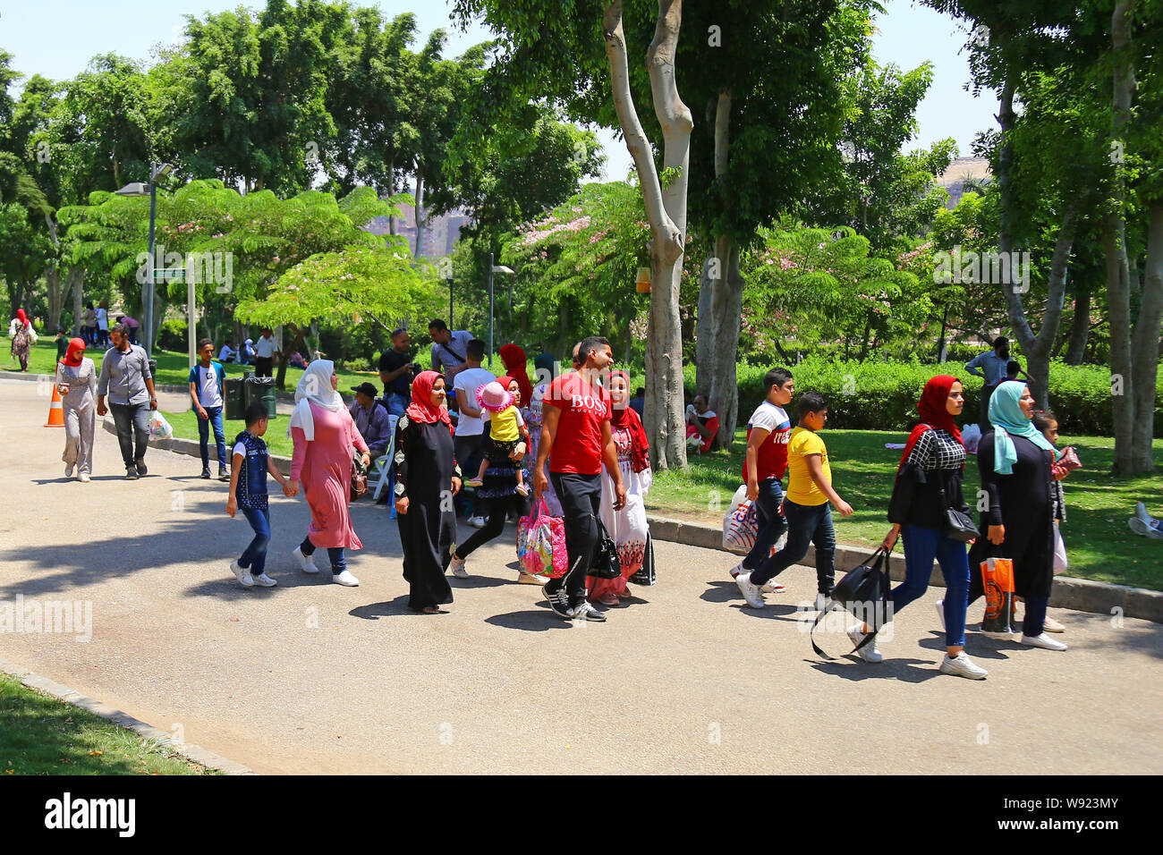 Kairo, Egypt. 12th Aug, 2019. Families walk through Al-Azhar Park ...