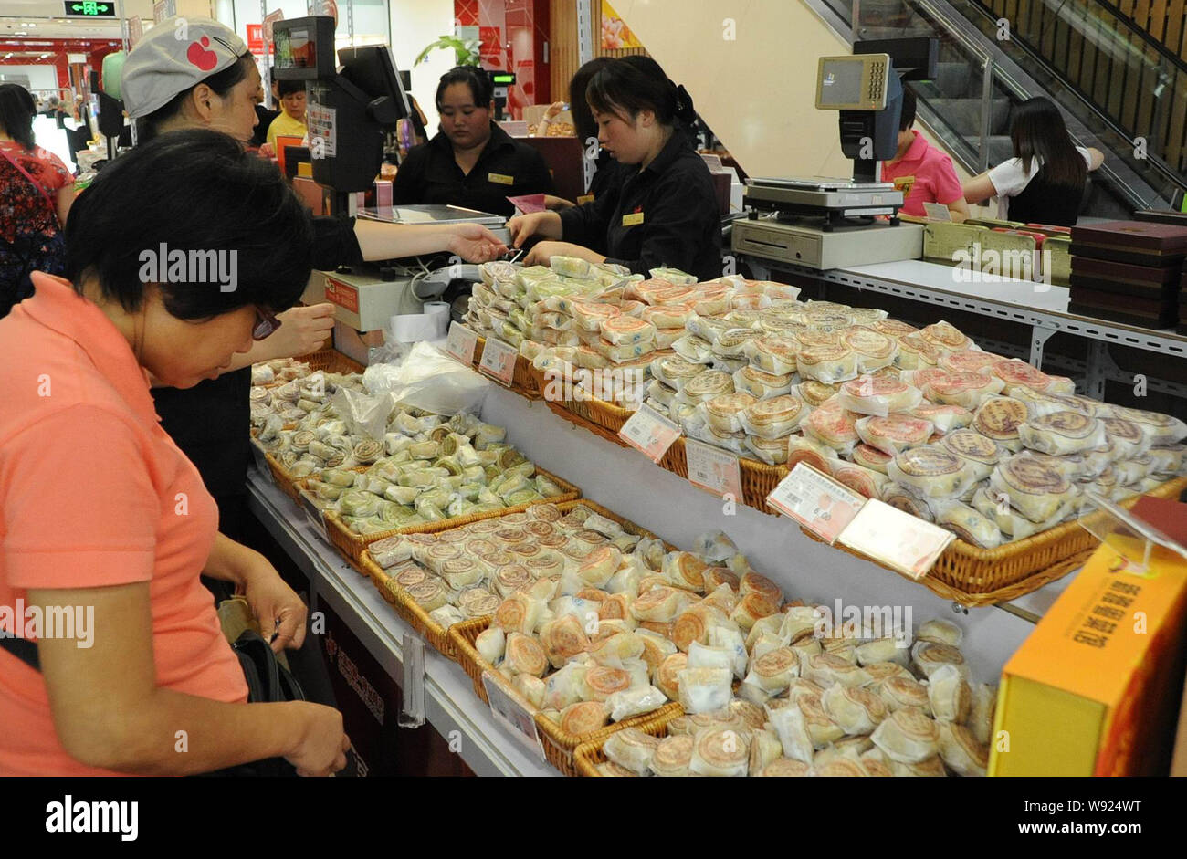 Customers shop for mooncakes at a store in Shanghai, China, 21 August 2013.   First baijiu, then red carpets, and now mooncakes. For Chinese governmen Stock Photo