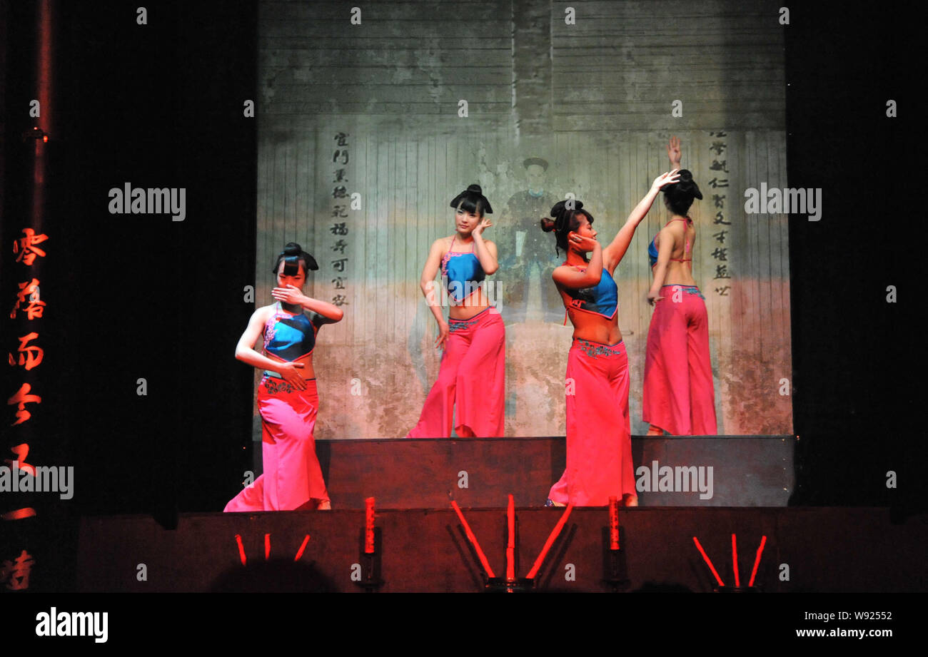 Chinese entertainers perform during the debut of the drama, Vide Etiam Pingyao, at Shawa Theatre in Pingyao county, Jinzhong city, northwest Chinas Sh Stock Photo