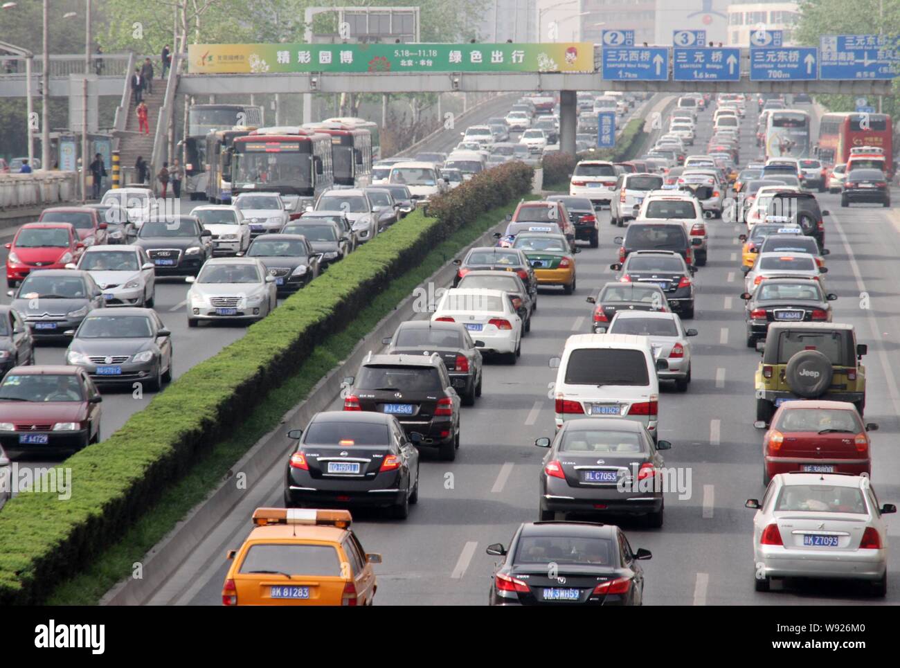 --FILE--Masses of cars and buses move slowy in a traffic jam on a road in Beijing, China, 28 April 2013.   Following the footsteps of bigger metropoli Stock Photo