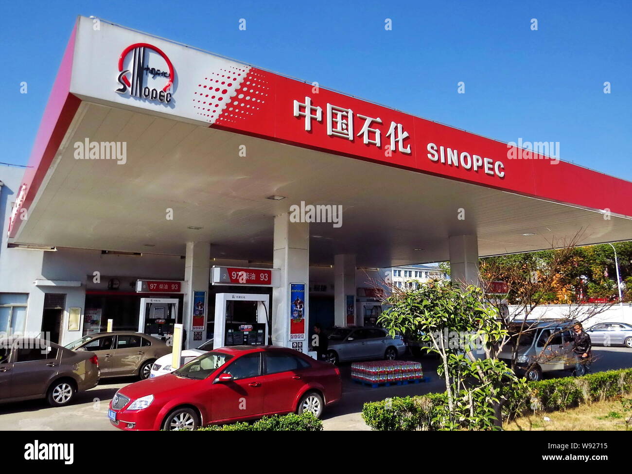 --FILE--Vehicles to be refueled wait at a gas station of Sinopec in Shanghai, China, 24 February 2013.   Sinopec Group, Asias largest refiner, announc Stock Photo