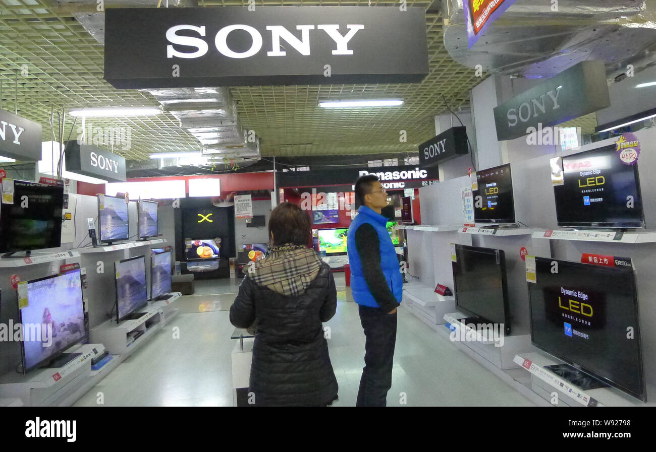 FILE--Customers look at Sony LED televisions for sale at the counter of Sony  in a supermarket in Qingdao, east Chinas Shandong province, 28 December  Stock Photo - Alamy