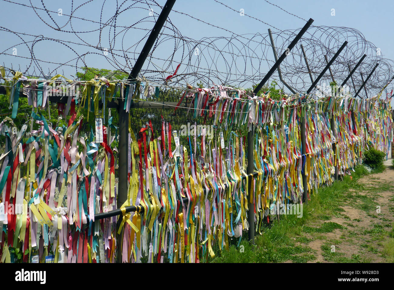 Barbed wire fence south flag hi-res stock photography and images - Alamy