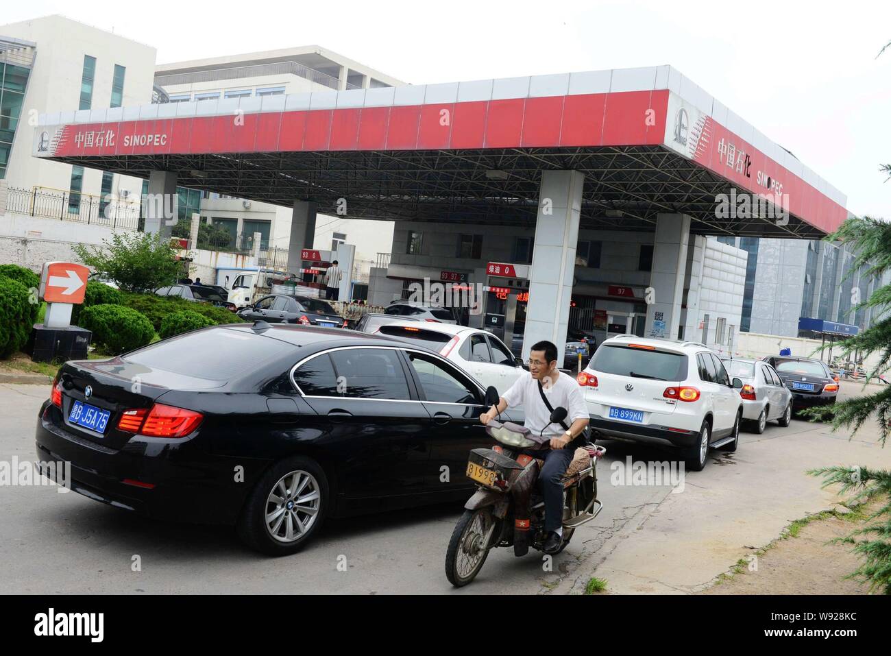 --FILE--Vehicles to be refueled wait at a gas station of Sinopec in Qingdao, east Chinas Shandong province, 18 July 2013.    Chinas largest refiner is Stock Photo
