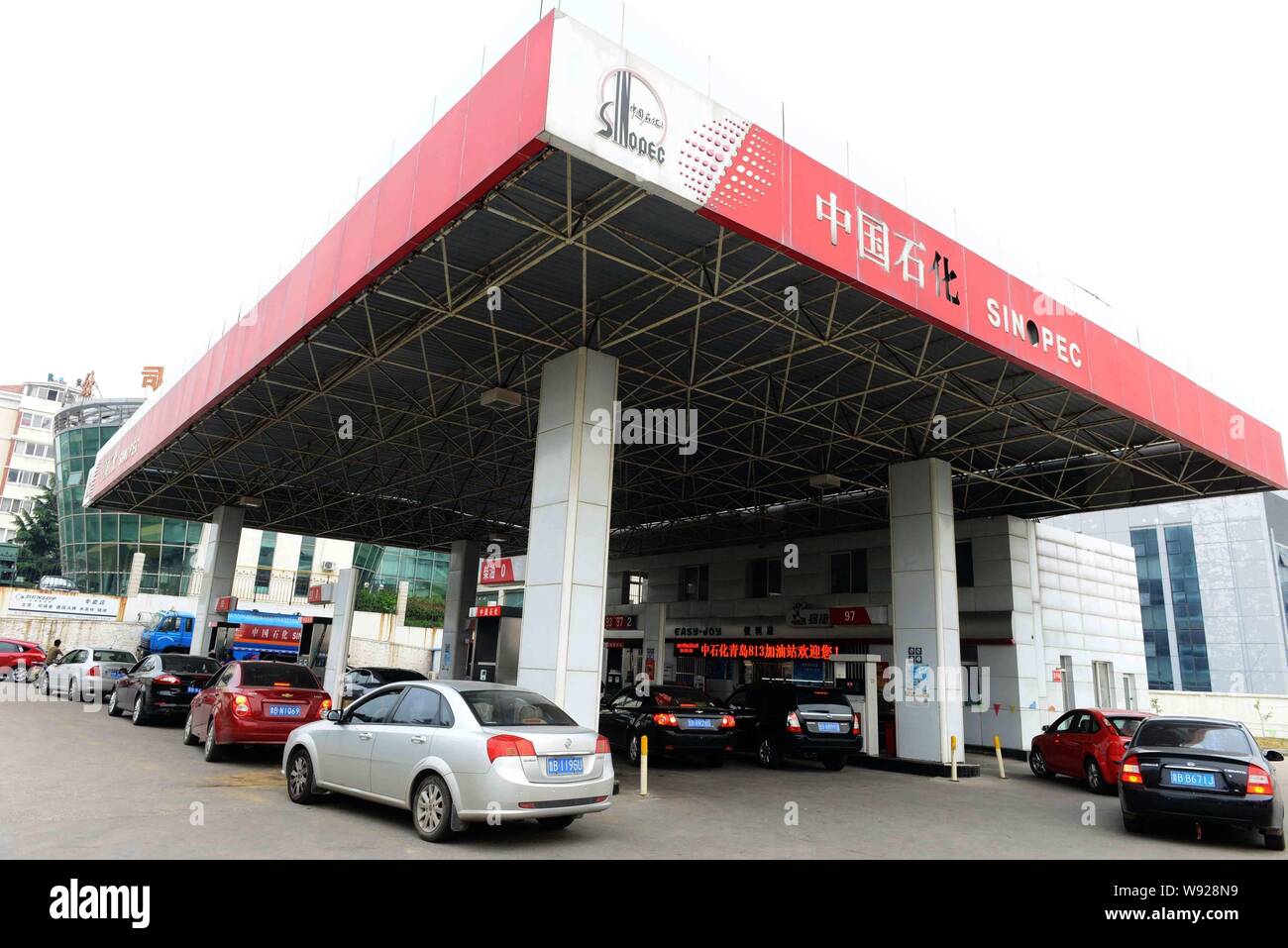 --FILE--Vehicles to be refueled wait at a gas station of Sinopec in Qingdao, east Chinas Shandong province, 21 June 2013.    Chinas largest refiner is Stock Photo