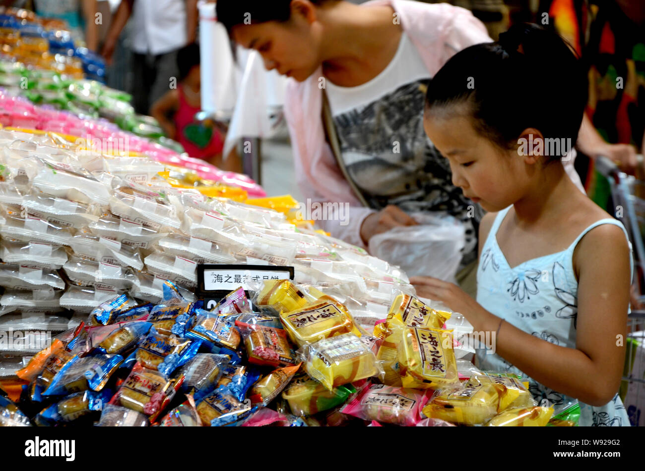 Customers shop for mooncakes at a store in Xuchang city, central Chinas Henan province, 22 August 2013.   First baijiu, then red carpets, and now moon Stock Photo