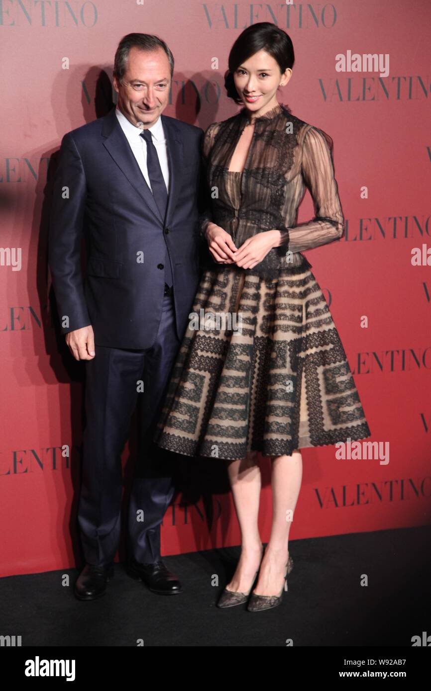 skrå forstene mørke Taiwanese model and actress Lin Chi-ling, right, poses with Stefano Sassi,  CEO of Valentino Fashion Group, as she arrives for the Valentino Shanghai C  Stock Photo - Alamy