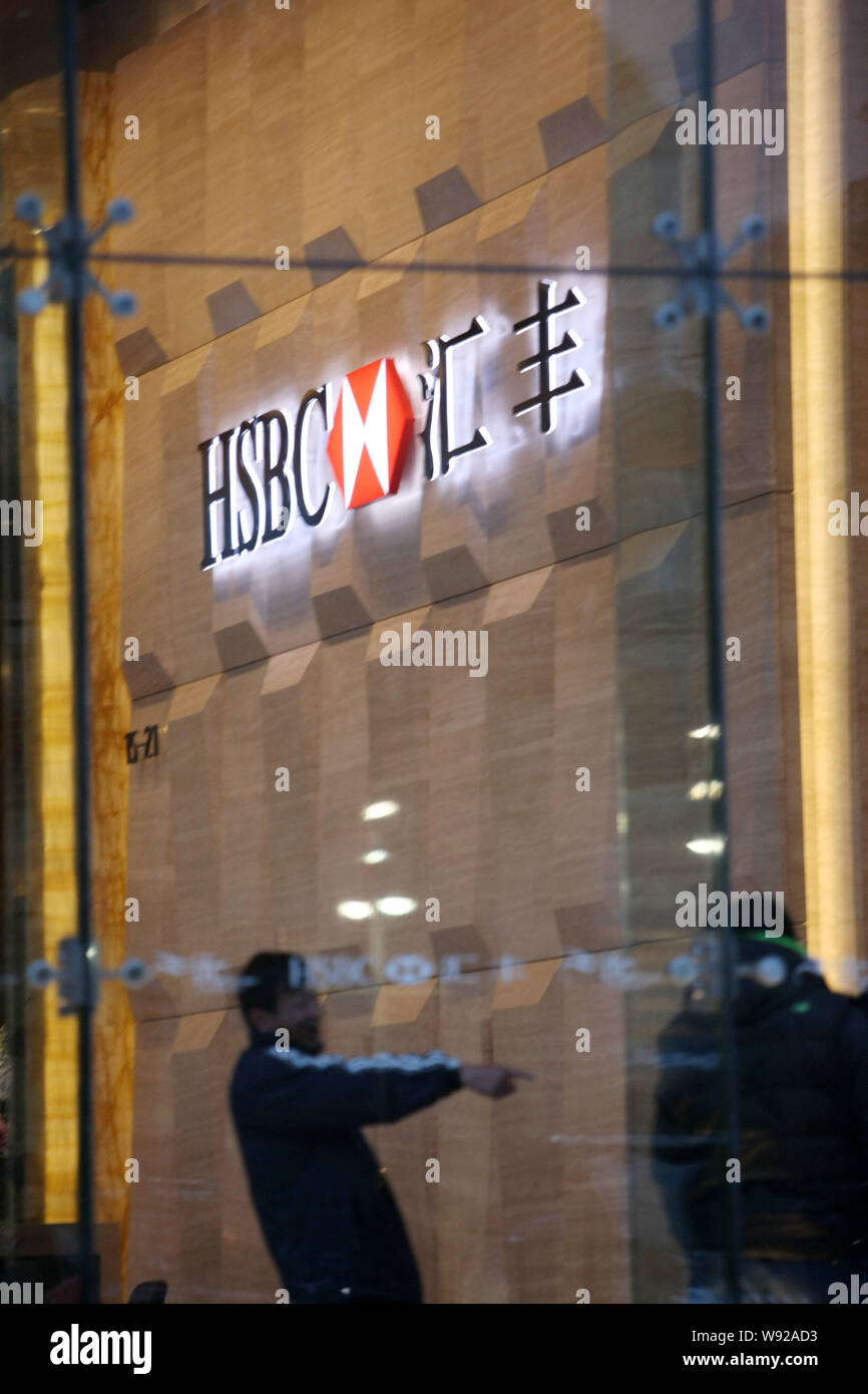 --FILE--People talk at the China headquarters of HSBC in the north tower of the Shanghai International Finance Centre (ifc) in the Lujiazui Financial Stock Photo