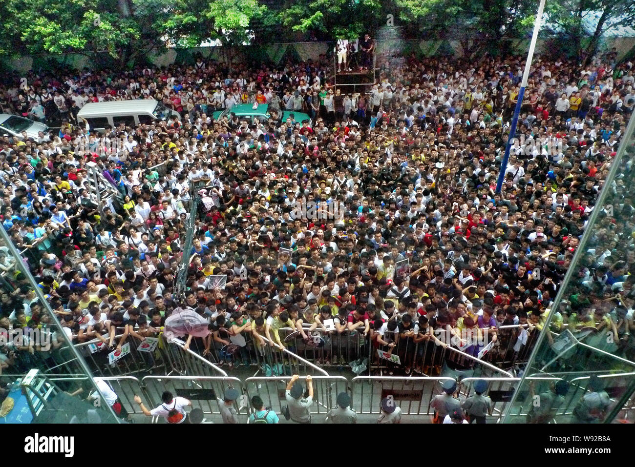 Nike store crowded online
