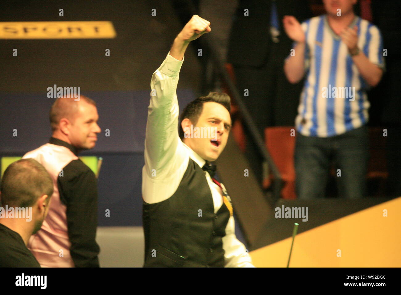 Ronnie Osullivan Center Waves His Fist After Winning Against Barry Hawkins In The Final Match 7939