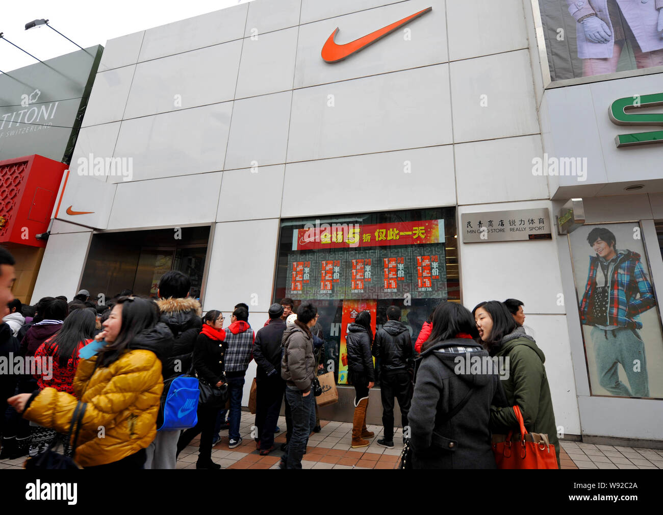 FILE--Chinese customers queue up outside a sportswear store of Nike during  a sales promotion in Beijing, China, 15 December 2012. Nikes flagship s  Stock Photo - Alamy