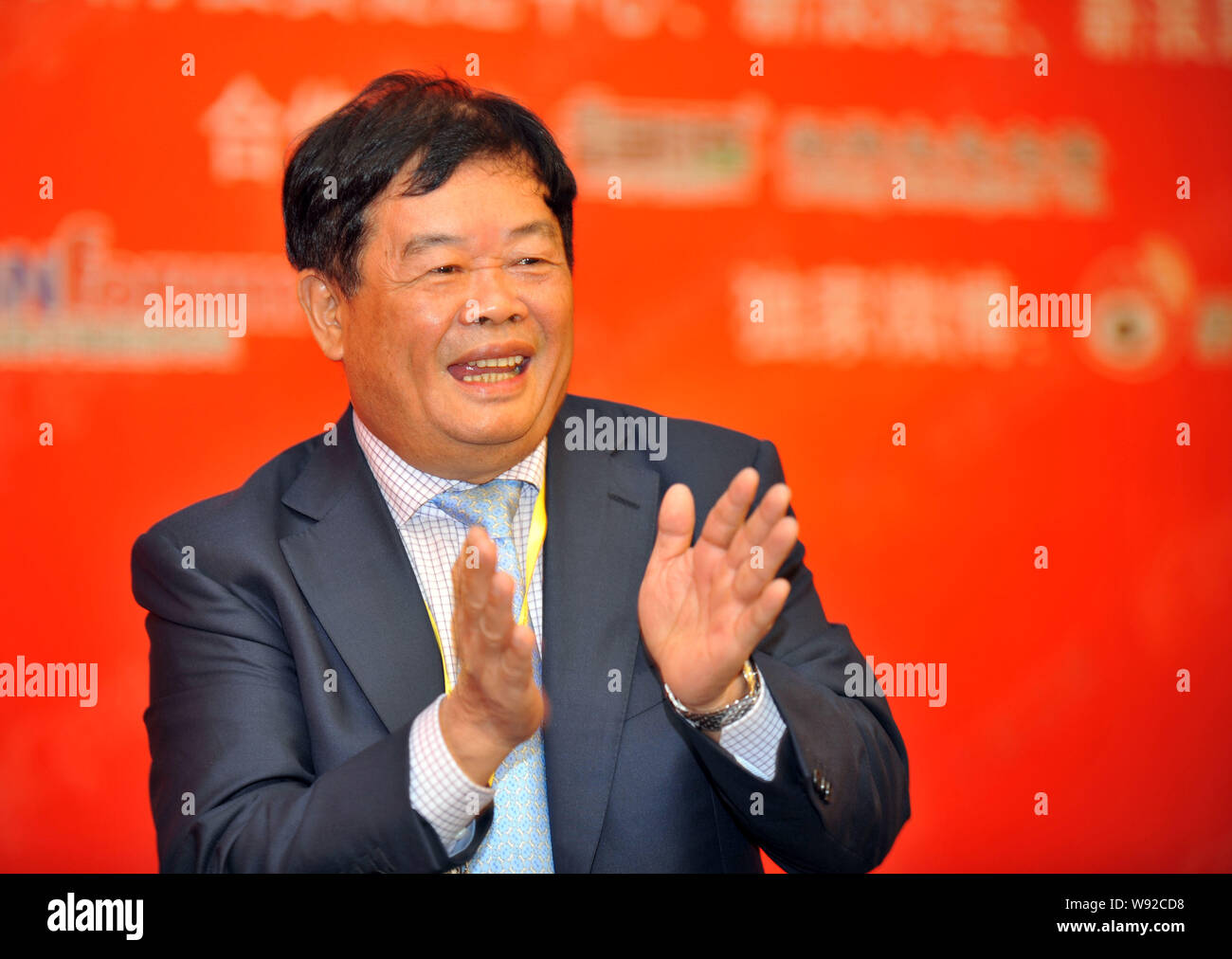--FILE--Cho Tak Wong (Cao Dewang), Chairman of Fuyao Group and Chairman of Fuyao Glass Industry Group Co., Ltd., applauds during a conference in Xiame Stock Photo