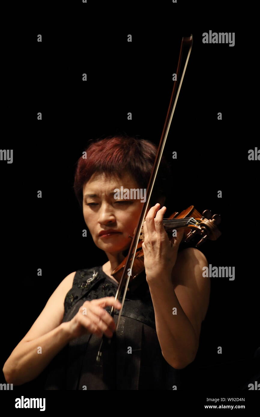 Korean violinist Kyung-wha Chung performs during a concert in Shenzhen, south Chinas Guangdong province, 21 October 2013. Stock Photo