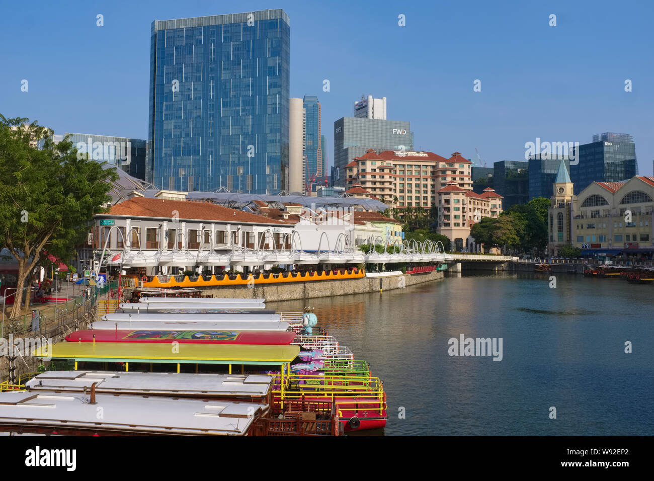 View from the northern end of Clarke Quay over the Singapore River, Riverside Point (b/g), Swissôtel Merchant Court Hotel (b/g) and excursion boats Stock Photo