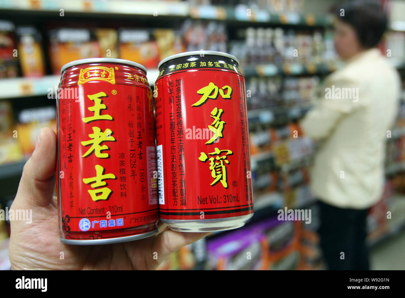 A Chinese Customer Shops For A Can Of Jiaduobao Herbal Tea Right Of Jiaduobao Group And A Can Of Wong Lo Kat Herbal Tea Of Guangzhou Pharmaceutical Stock Photo Alamy