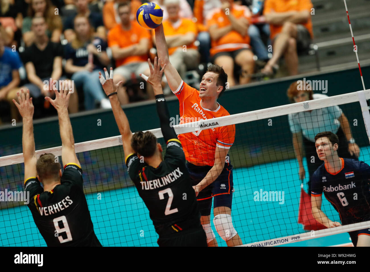 Volleyball belgium v netherlands 3 2 hi-res stock photography and images -  Alamy
