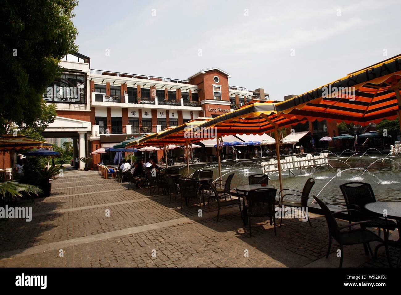 File View Of The Plaza At Cool Docks In Shanghai China 16 May 12 China Has 5 000 Years Of History But Visitors To Most Chinese Cities Would Stock Photo Alamy