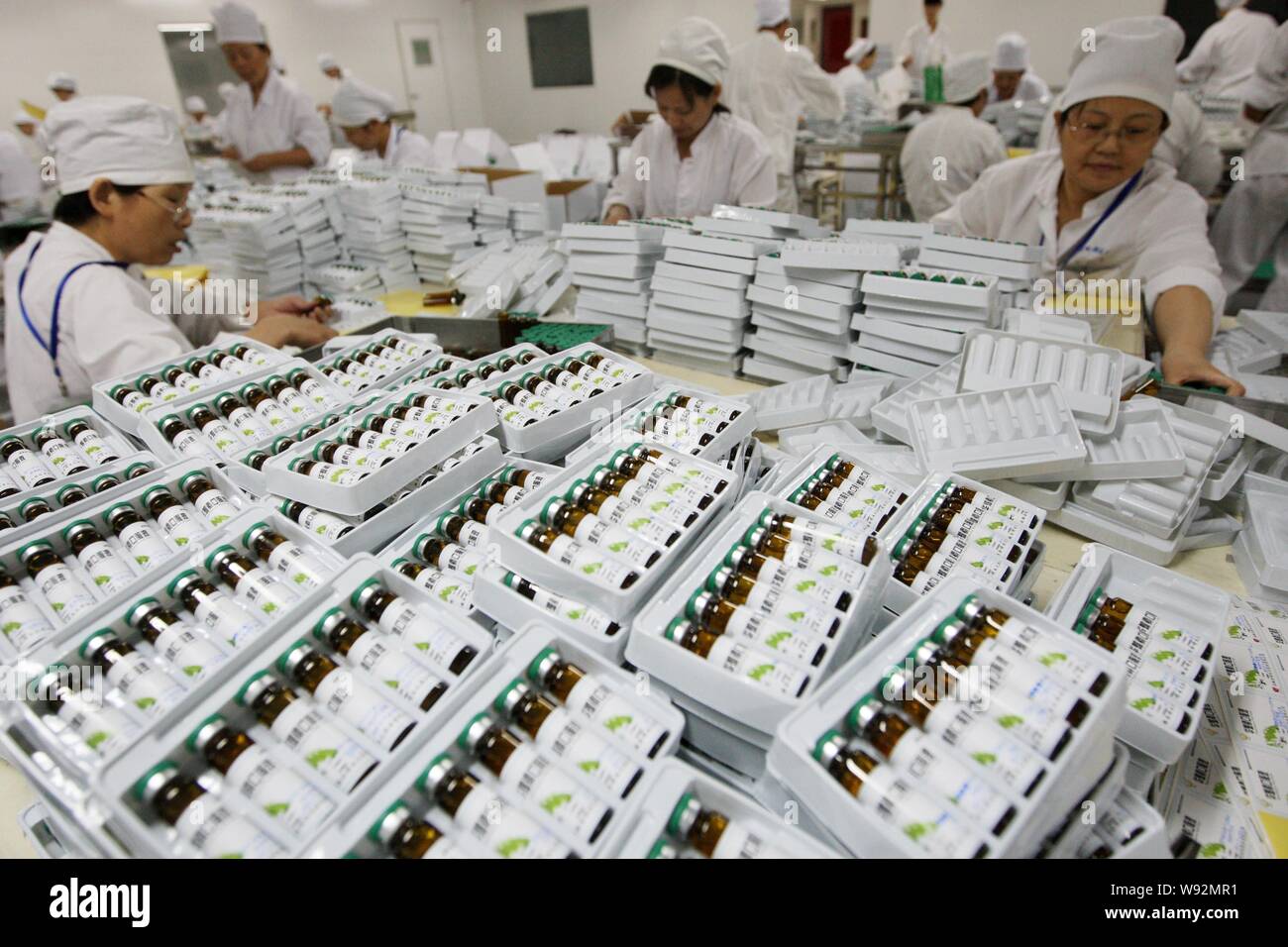 --FILE--Chinese workers pack medicine on a production line at a pharmaceutical plant at a drug company in Huaibei city, east Chinas Anhui province, 6 Stock Photo