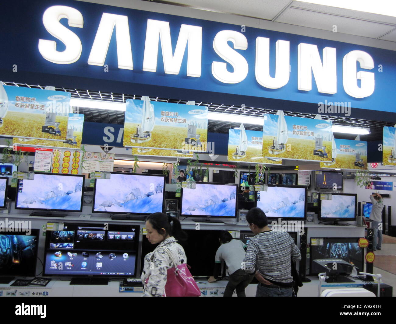 Samsung tvs store hires stock photography and images Alamy