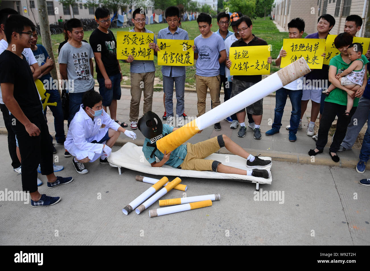 Dressed up students stage a campaign marking the World No Tobacco Day at  campus of Shandong Liaocheng University in Liaocheng, east Chinas Shandong  pr Stock Photo