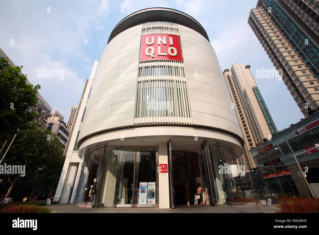 FILE--View of the Uniqlo flagship store on West Nanjing Road in Shanghai,  China, 18 September 2012. Japanese apparel retailer Uniqlo announced pla  Stock Photo - Alamy