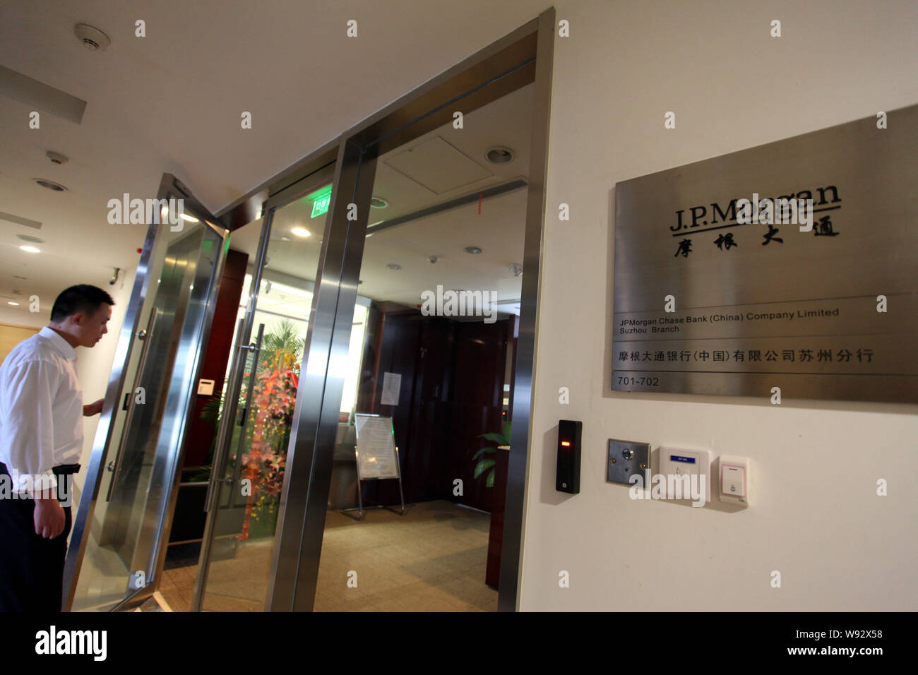 FILE--A Chinese employee walks into a branch of J.P.Morgan in Suzhou city,  east Chinas Jiangsu province, 21 July 2012. JPMorgan Chase & Co. has lo  Stock Photo - Alamy