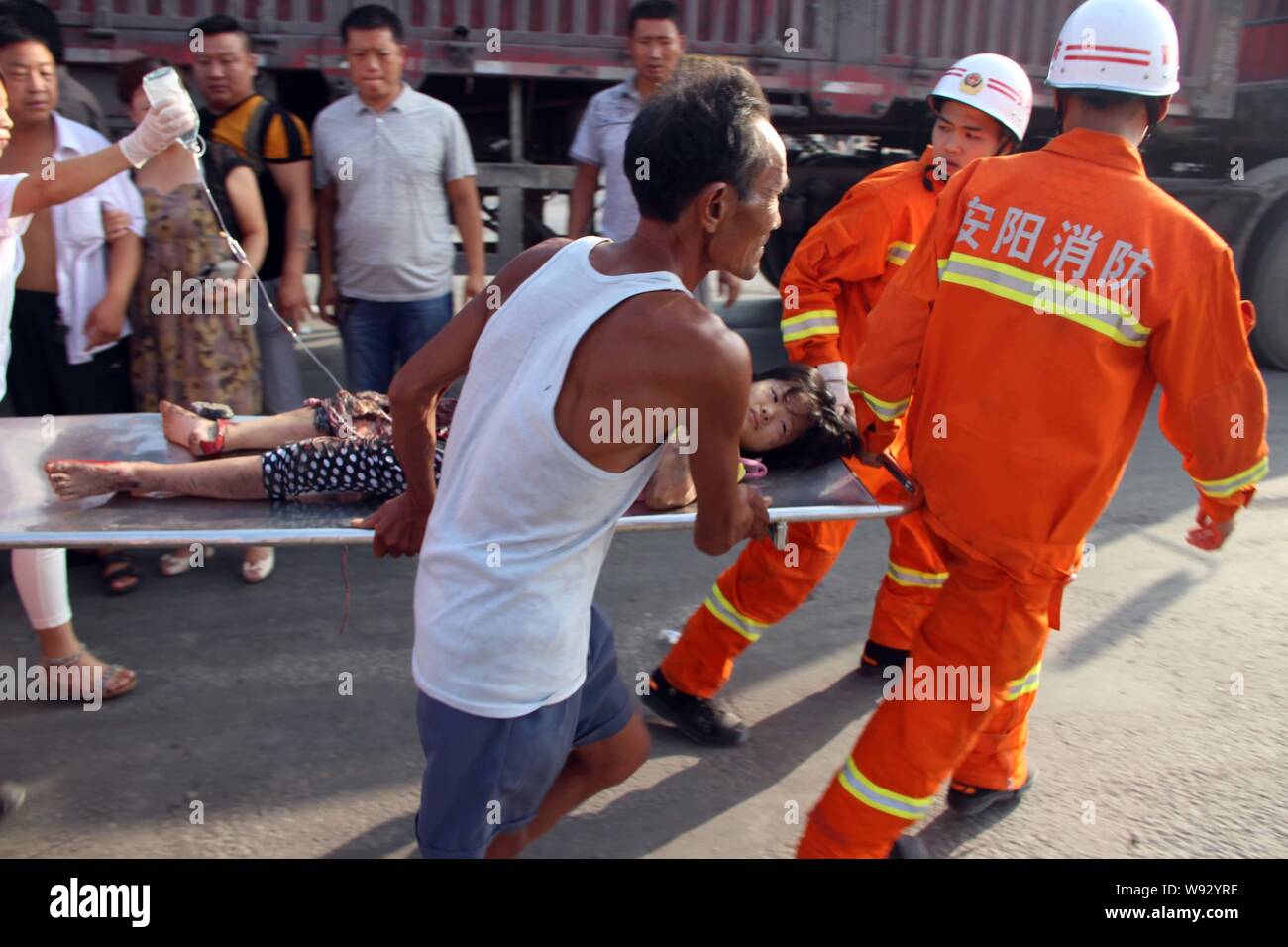Rescuers Carry The 11 Year Old Girl Crushed By A Truck To An Ambulance In Qugou Town Anyang County Anyang City Central Chinas Henan Province 9 Aug Stock Photo Alamy Rescuers Carry The 11 Year Old Girl Crushed By A Truck To An Ambulance In Qugou Town Anyang County Anyang City Central Chinas Henan Province 9 Aug Stock Photo Alamy